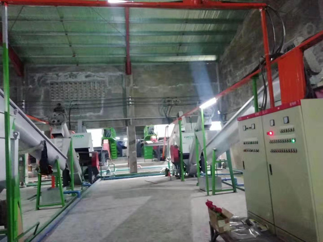 大型PET礦泉水瓶篩選、預洗、破碎、清洗 熱堿酸洗回收第二套大型生產(chǎn)線(POY級）